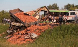 U sudaru autobusa i kamiona  poginulo 16 ljudi