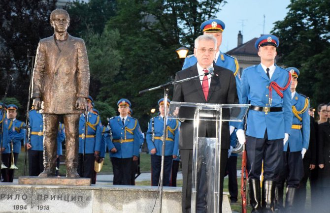 Nikolić i Dodik otkrili spomenik Gavrilu Principu