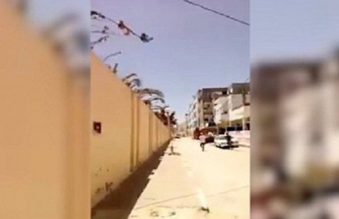 Radnici hotela jure pomahnitalog teroristu i gađaju ga flašama (Video)