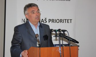 Vlahović Varheljiju: Diskreditovani ste kao evropski komesar, podnesite ostavku