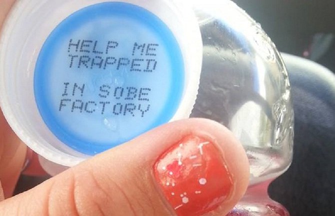 Na čepovima boca poslali poruku: Pomozite, zarobljeni smo!