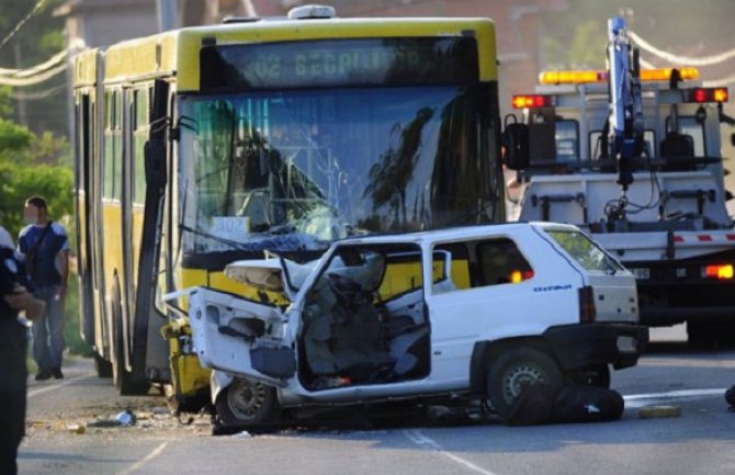 U sudaru autobusa i automobila povrijeđeno troje djece 