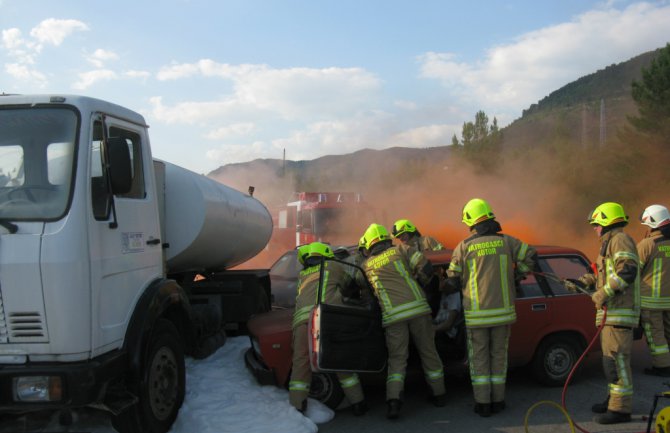Simulirali udes dva putnička vozila i cistijerne