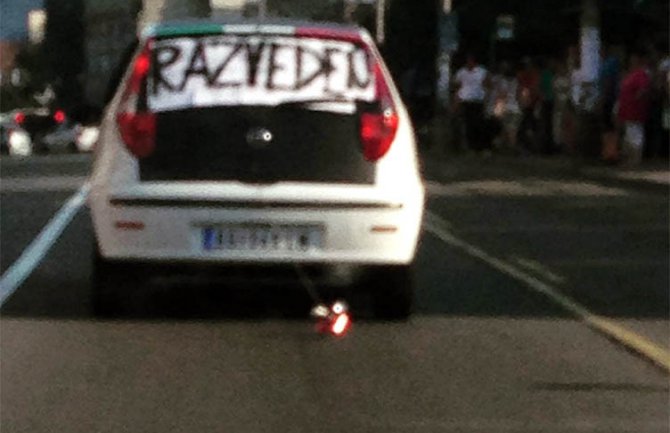 Svima  stavio do znanja da se razveo