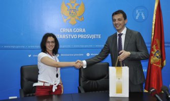 Ministar Bošković nagradio Majdu Šukuricu