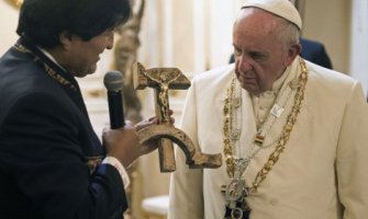 Morales poklonio papi 