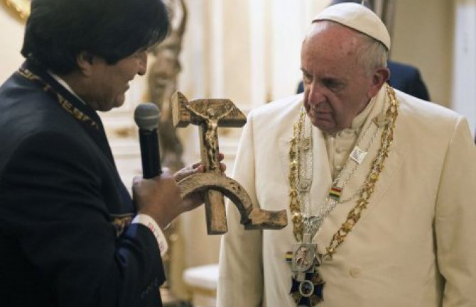 Morales poklonio papi 