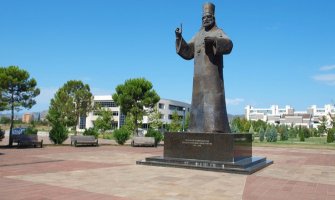 Postavljena bina za Čolića