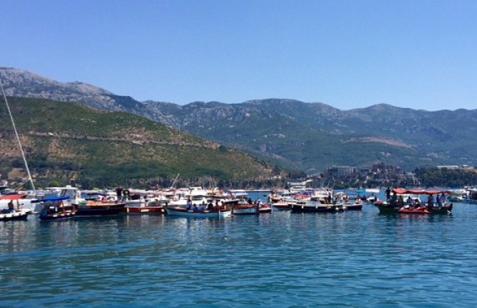 Građani blokirali ulaz u luku uz povike 