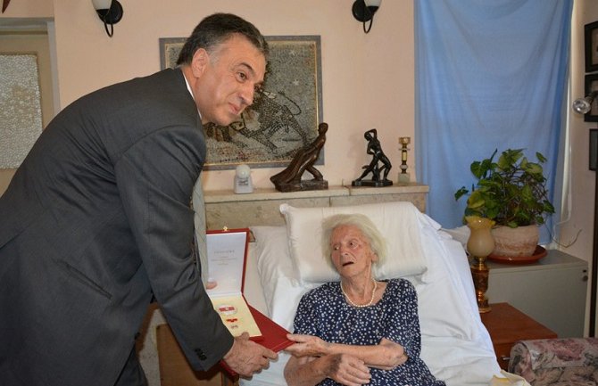 Predsjednik Crne Gore odlikovao suprugu Blaža Jovanovića