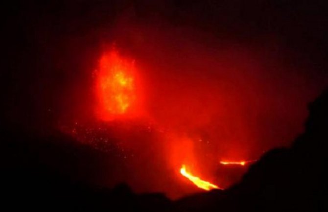  Vulkan u Indoneziji otkazao skoro 900 letova(Video)