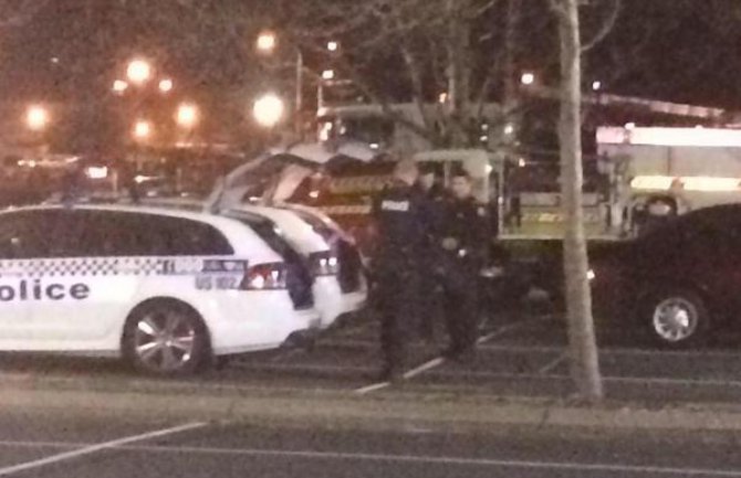 Muškarac naoružan eksplozivom  oteo najmanje jednu osobu