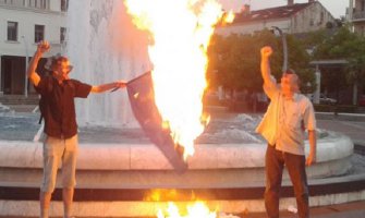 Zapalili NATO zastavu na Trgu republike u Podgorici