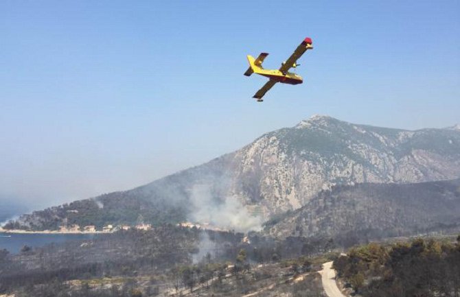 Na Korčuli i Pelješcu  se borili s vatrom cijele noći