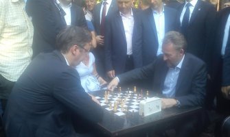 Vučić i Izetbegović igrali  šah na Kalemegdanu