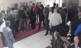 Otpušteni radnici idu da štrajkuju ispred MUP-a u Podgorici