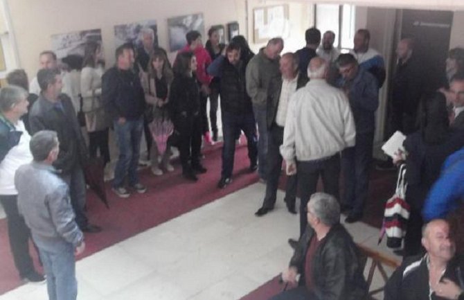 Otpušteni radnici idu da štrajkuju ispred MUP-a u Podgorici