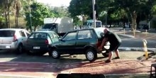 Evo kako se biciklista riješio automobila parkiranog na sred staze (VIDEO)