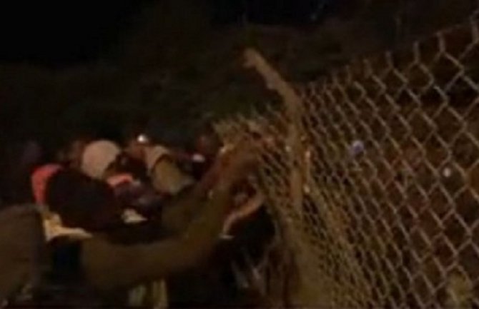 Masa od 200 ljudi pokidala zaštitnu ogradu na ulazu u Evrotunel (VIDEO)