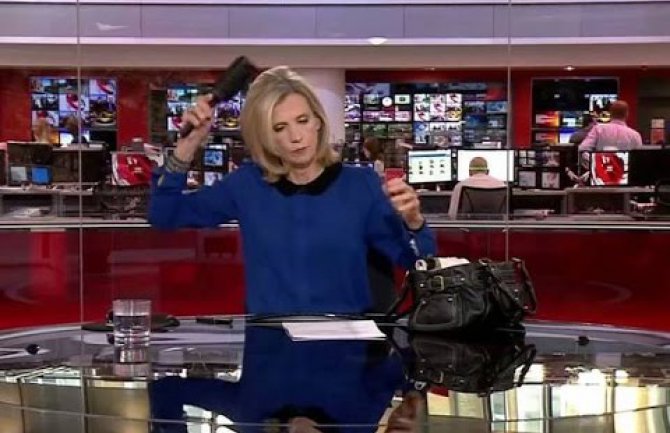 Voditeljka snimljena dok se češljala (VIDEO)