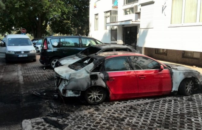 Bar: U požaru izgorjela dva auta