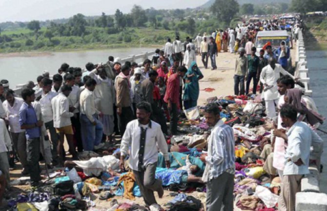 Stampedo u hramu, poginulo 10 vjernika