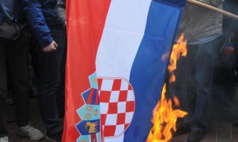 Zapaljena hrvatska zastava u Vinkovcima