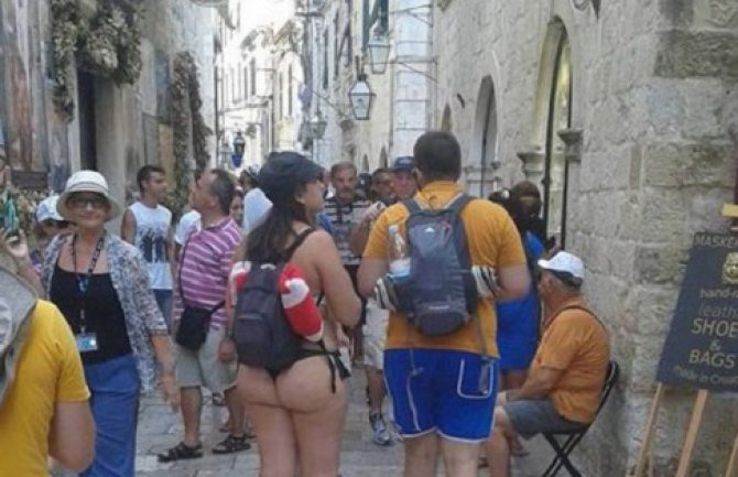 Zbog nepristojne turistkinje grad kreće u borbu protiv golotinje (Foto)