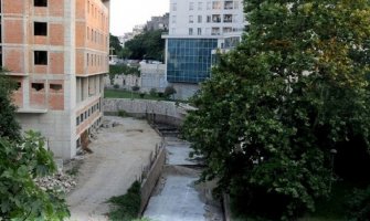 Betonirali korito Ribnice da se ne bi srušio hotel