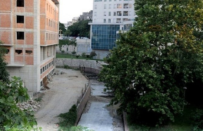 Betonirali korito Ribnice da se ne bi srušio hotel