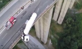 Kamion u Bugarskoj dva sata visio sa mosta (VIDEO)