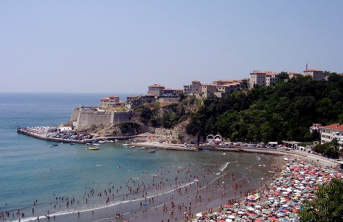 Za dan spašeno 10 osoba u Ulcinju