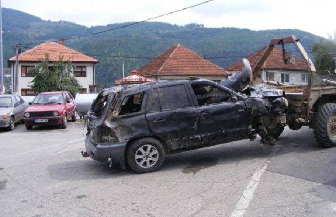 Džip sletio u provaliju, povrijeđen vozač