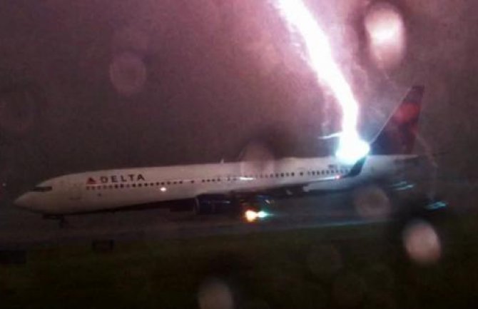 Grom udario u avion, nema povrijeđenih (VIDEO)