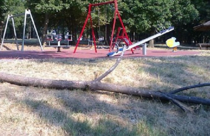 Vaspitačica katapultirala dijete sa klackalice!