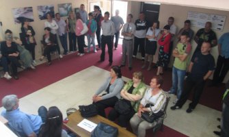 Štrajkač prijeti da će se zapaliti benzinom!