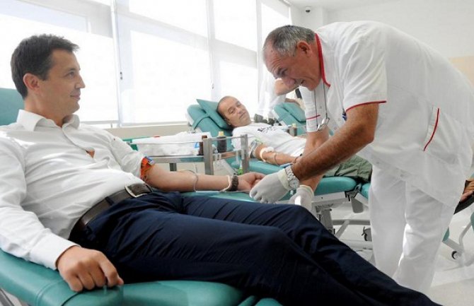 Prosvjetari se u velikom broju odazvali akciji davanja krvi