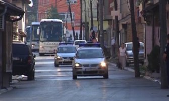 Đakovica: Nezadovoljni Albanci probili kordon policije koji je čuvao raseljene Srbe