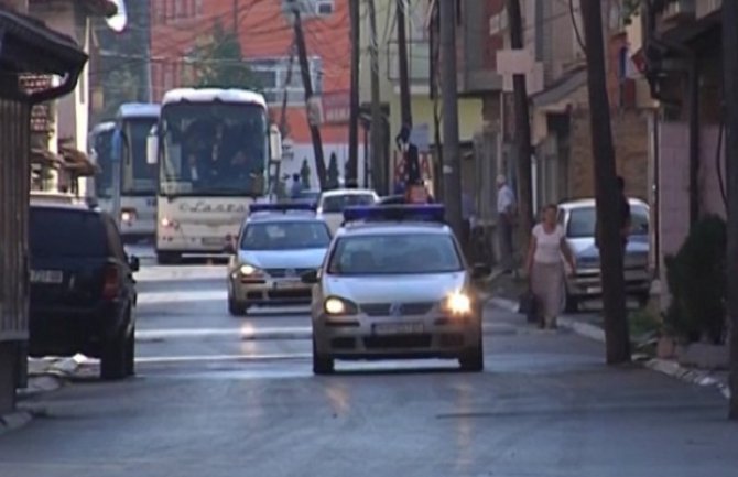 Đakovica: Nezadovoljni Albanci probili kordon policije koji je čuvao raseljene Srbe