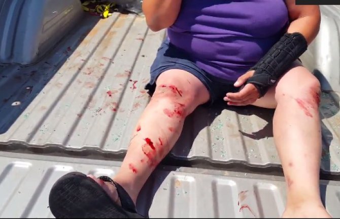 Mladići  izudarali nasilnika koji je na parkingu tukao svoju suprugu(VIDEO)