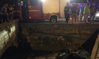 Ulcinj: Automobilom sletio u kanal