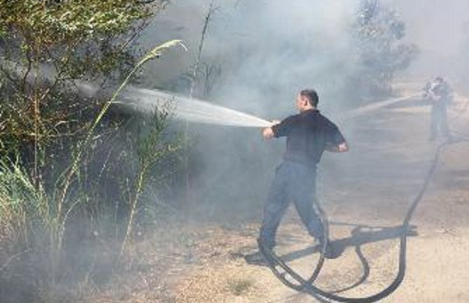 Ulcinj: Ugašen požar na Velikoj plaži