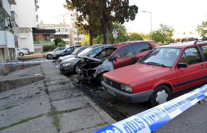 Zapaljen automobil inspektora Đukanovića (Foto)