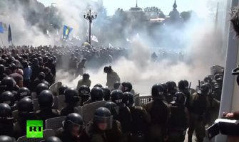 Ukrajina: U sukobu sa demonstrantima jedan pripadnik Nacionalne garde preminuo, 56 povrijeđenih