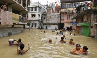 Indija: U poplavama  stradala najmanje 21 osoba, evakuisano 800.000 ljudi