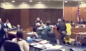 Tuča u sudnici: Napao ubicu svoje trogodišnje ćerke (Video)