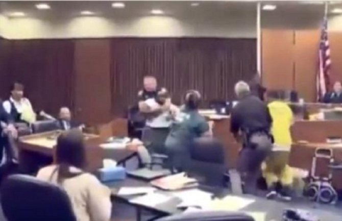 Tuča u sudnici: Napao ubicu svoje trogodišnje ćerke (Video)