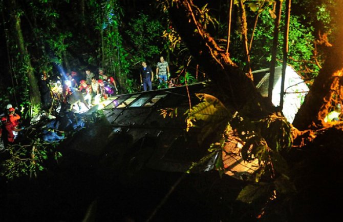 Autobus se survao u provaliju: Poginulo 15, povrijeđeno 66 osoba