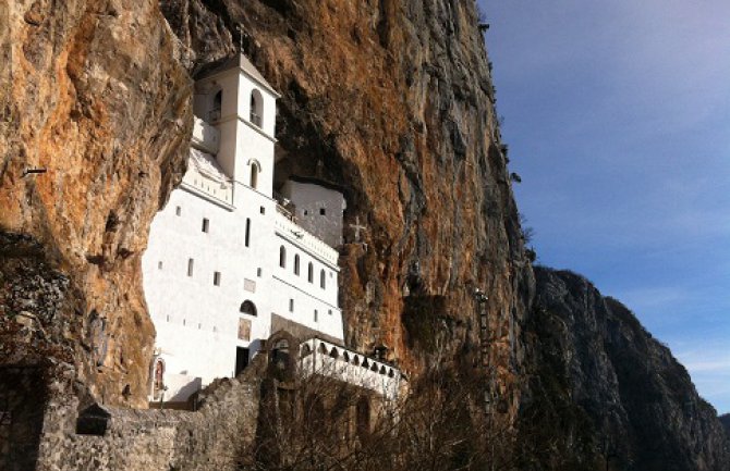 Evo zašto je autobus bio blokiran sat vremena na Ostrogu