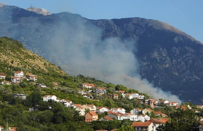 Veliki požar iznad Tivta 